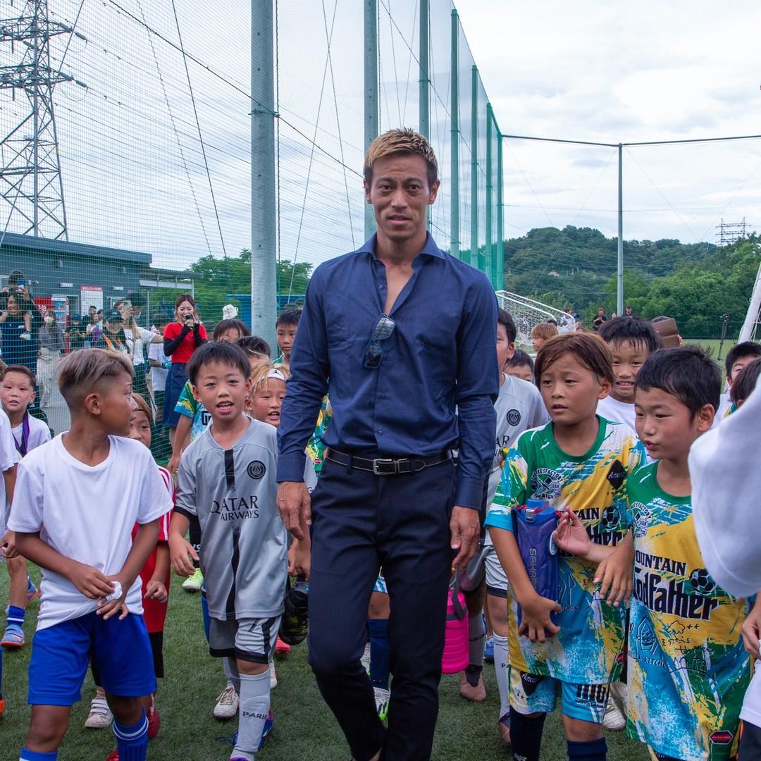 子どもたちに囲まれる本田圭佑さん