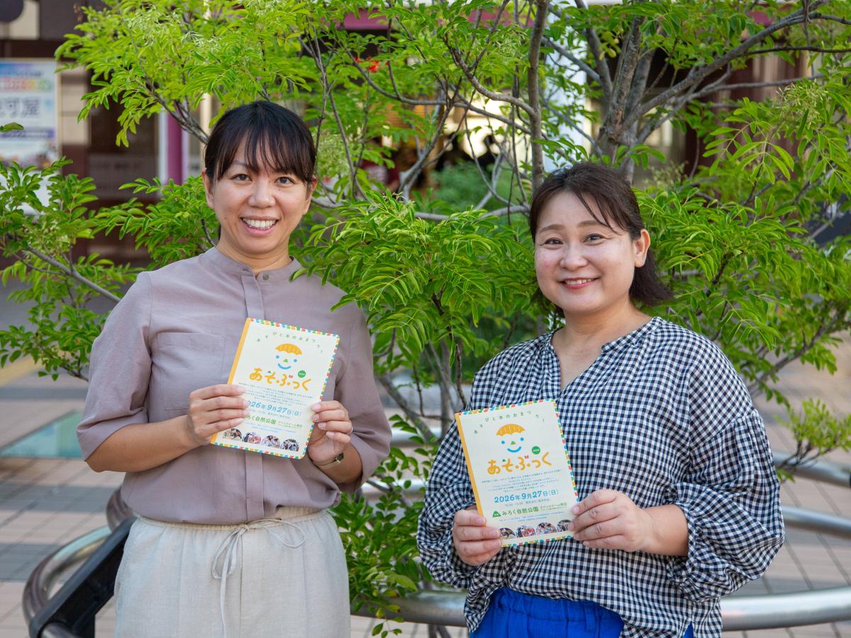イベントをアピールする「本屋わがんく」店主の小笠原明子さん（左）、「haru sora（ハルソラ）」店主の平木恭子さん