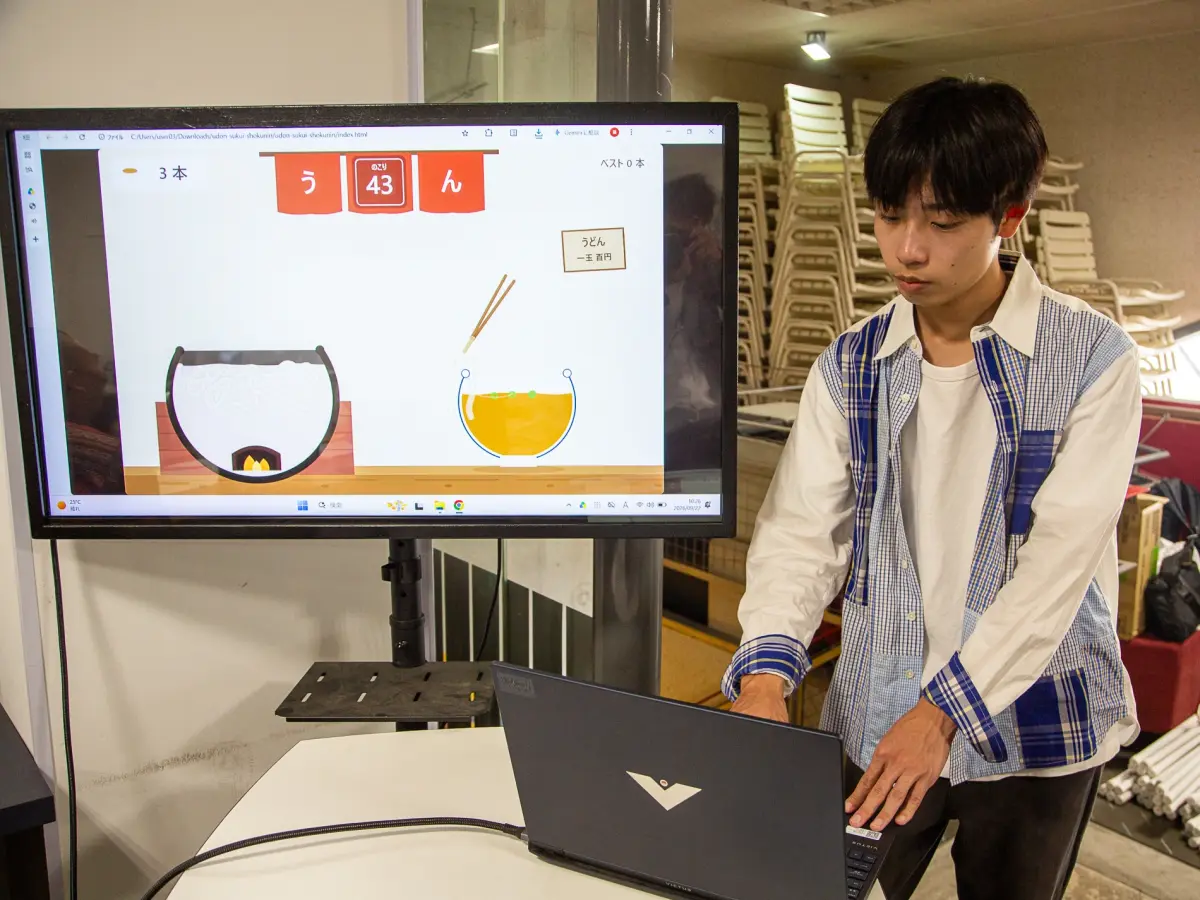 Claudeコミュニティーアンバサダーを務める山尾琉生さん　うどんをつまんでだし汁に入れるゲームをフォーマットとして