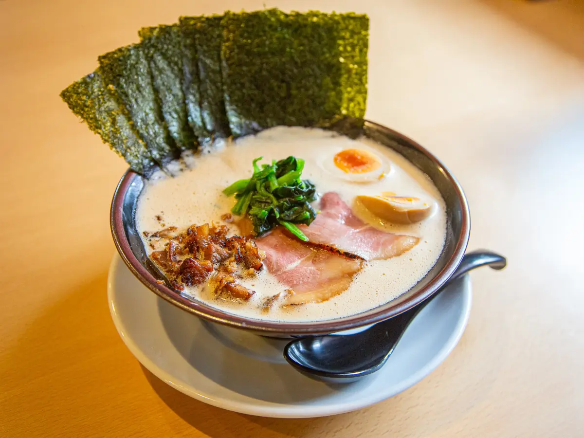 「薩摩家MAXラーメン」。スープが泡立っている