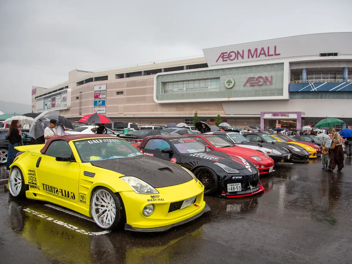 さまざまなスポーツカーが並ぶ会場
