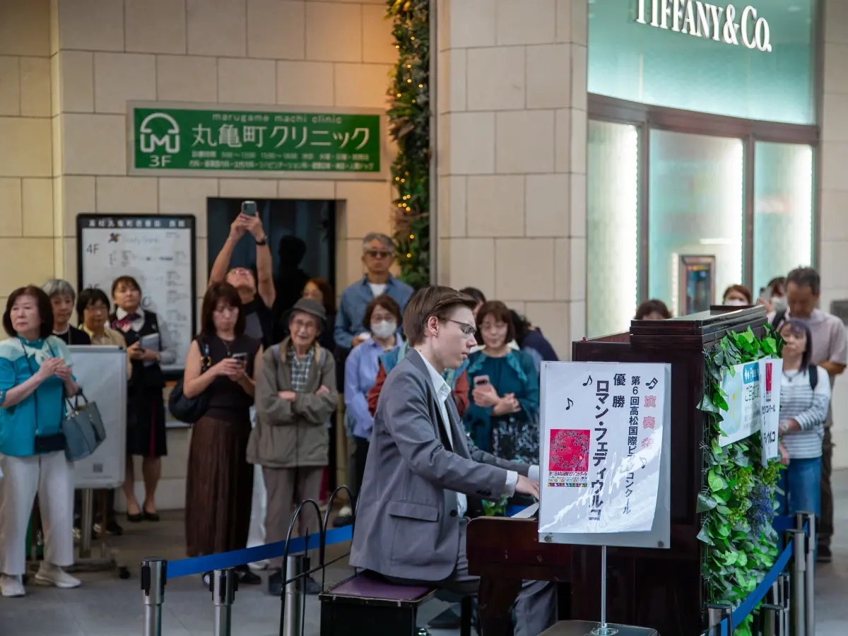 丸亀町壱番街前ドーム広場に置かれたストリートピアノで演奏するロマン・フェディウルコさん