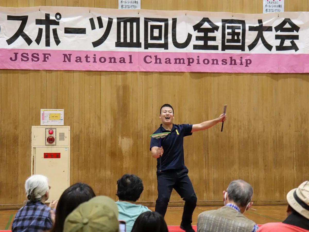 「スポーツ皿回し全国大会」2連覇を果たした「うっちー」こと大内皓貴さん（写真提供＝日本スポーツ皿回し連盟）