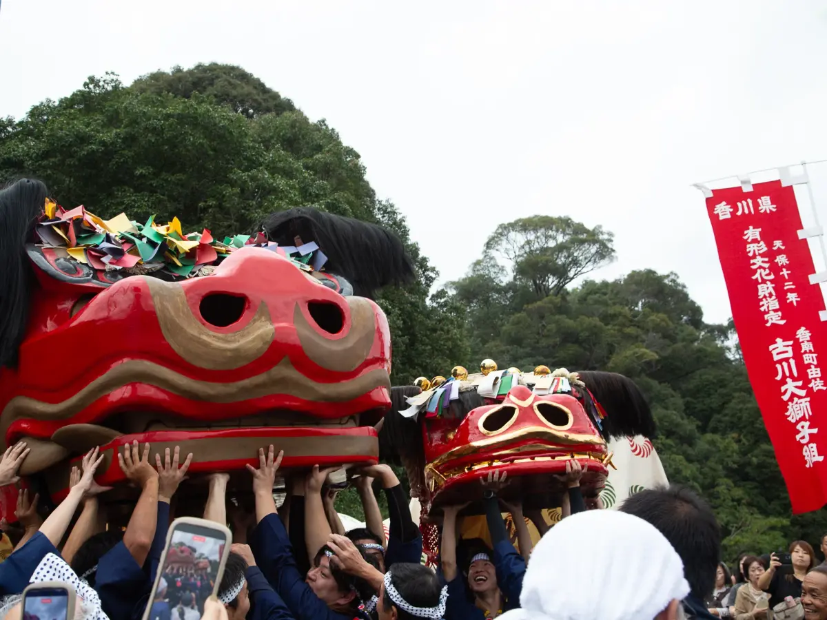 26年ぶりに復活した2頭の「冠纓神社の大獅子」