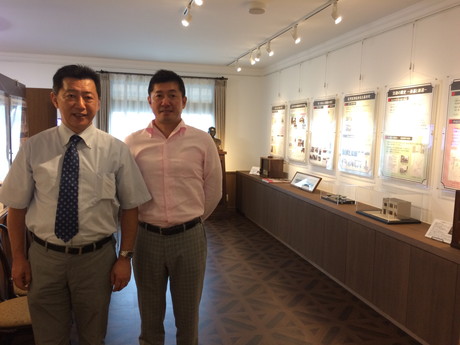 資料館を運営する高砂通運の堀田真弘社長(左)と堀田進慎専務(右)
