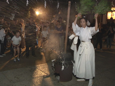 熱湯を振りまく巫女