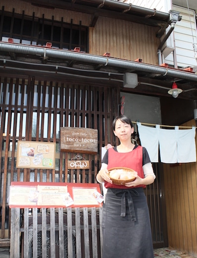 店の前でアピールする枡田倫子さん