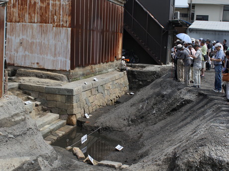 発掘調査で雁木や石垣が見つかった高砂町遺跡(南堀川)現地説明会の様子