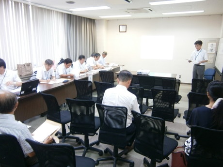 6日の荒井公民館での説明会の様子