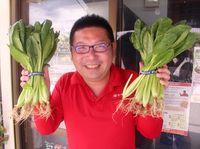 新鮮な野菜をPRする木澤さん