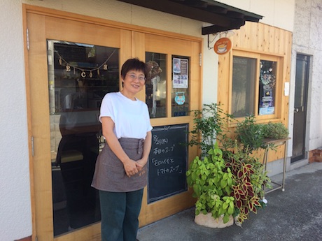 温かく迎えてくれる店長の高橋さん