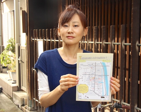 マップをPRする持安さん