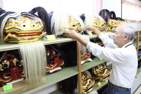修復した獅子頭が並ぶ工房
