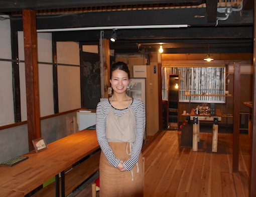 店内に立つ向井さん