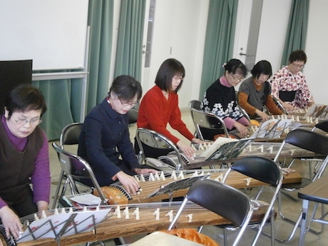 春千音会、箏の練習風景