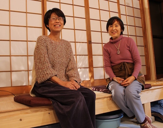 店主の金川圭美さん(左)とクリスタルボウル奏者の宮内えり子さん(右)