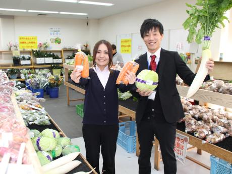 ふぁ~みんフェスタをPRするJA兵庫南の鈴木淳子さん(左)と成田昴平さん(右)