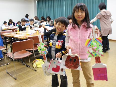 完成した作品を披露する参加者の藤岡泰河くん(左)と姉の七海さん(右)