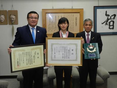 賞状を持つ藤原さんと荒井さんと登市長