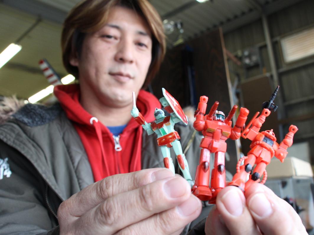 製作した「ガンプラ」を披露する折井さん
