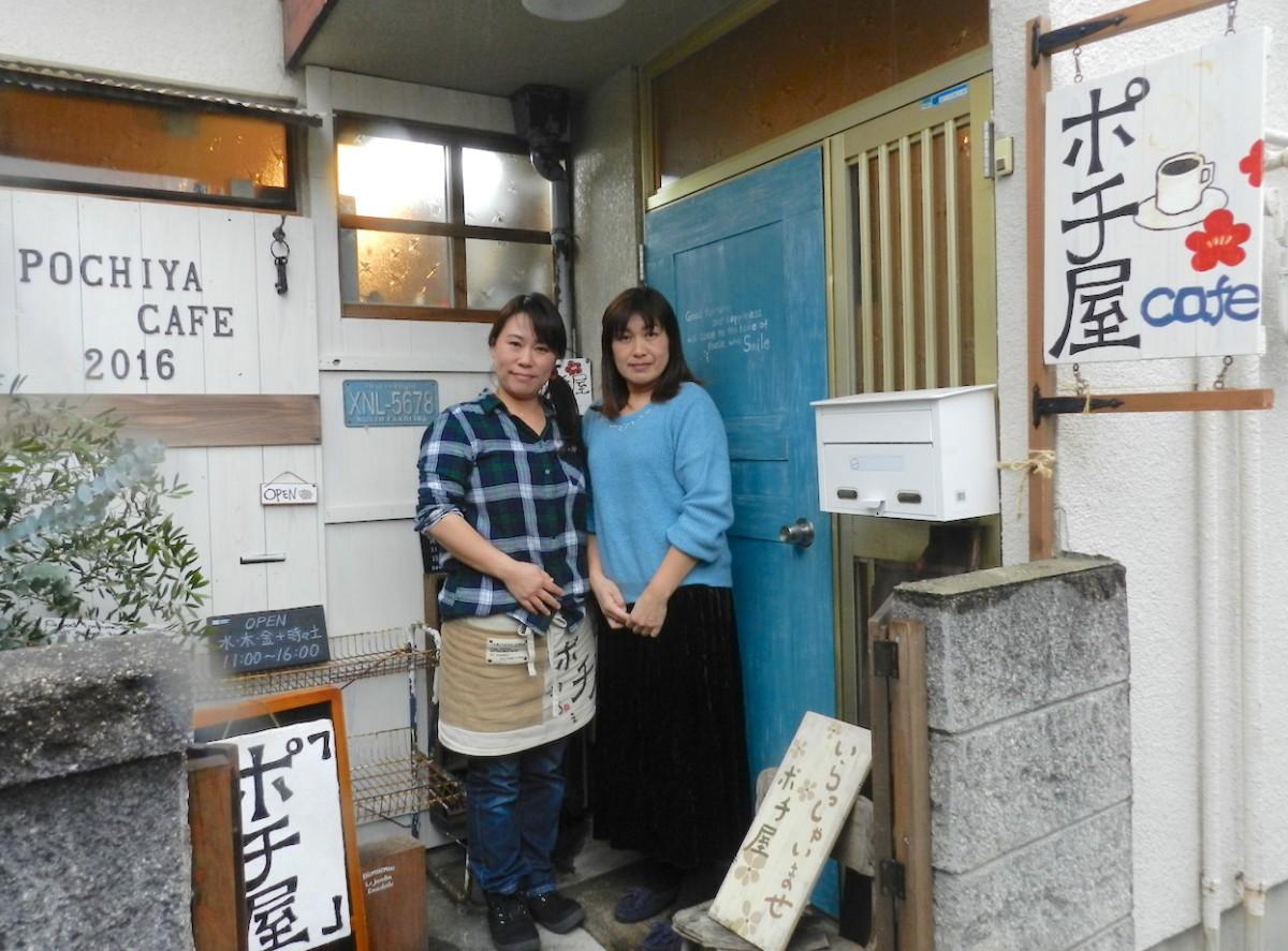 店主の田浦真子さん(左)と委託作家の喜多美穂さん(右)