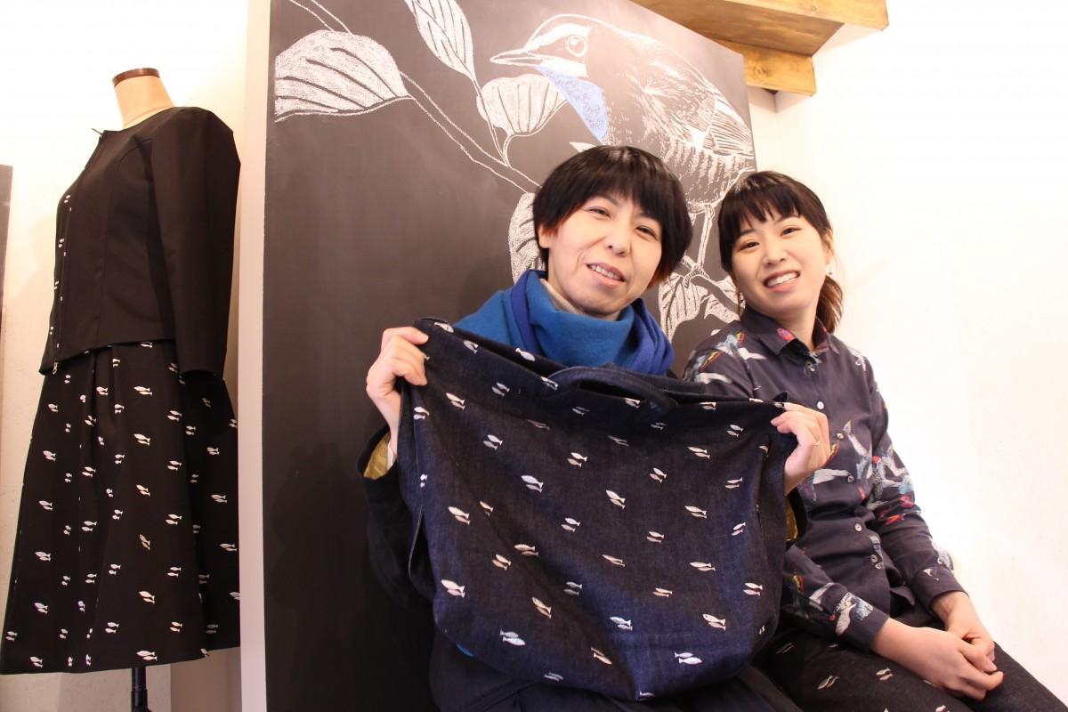 ソールームを紹介する籠谷裕美さん(左)と籠谷美桜(右)さん