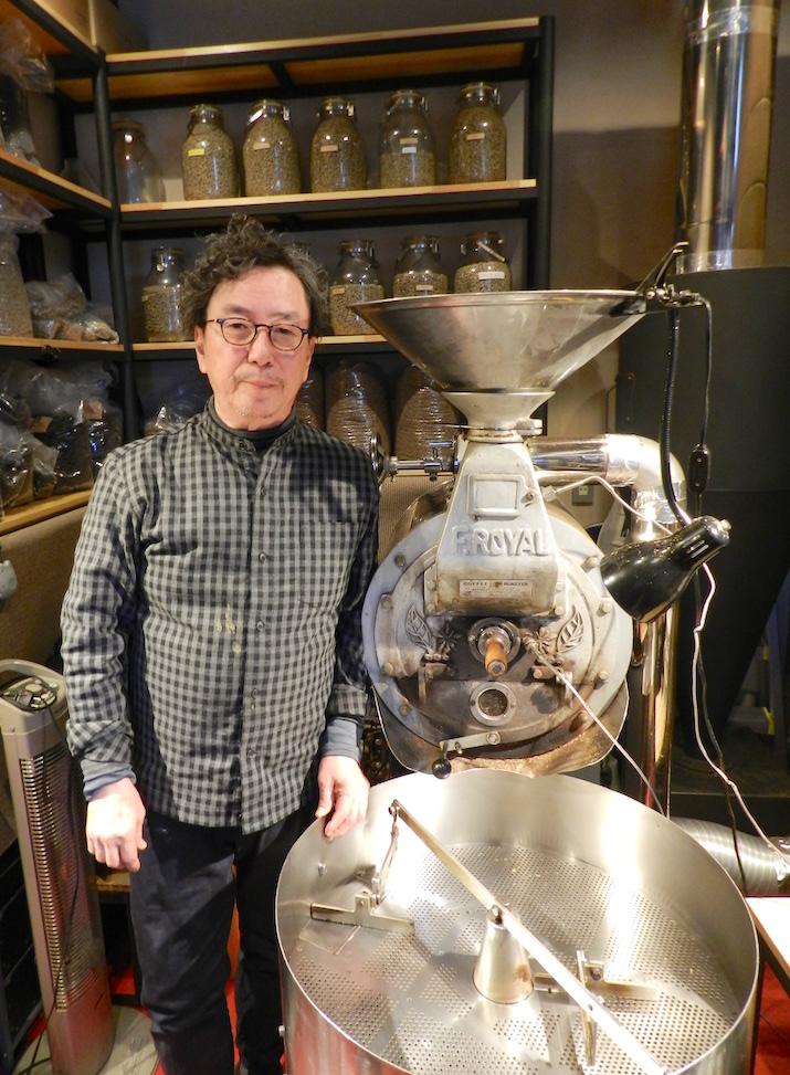 店主の黒崎陽蔵さんと昭和62年製の直下式焙煎機