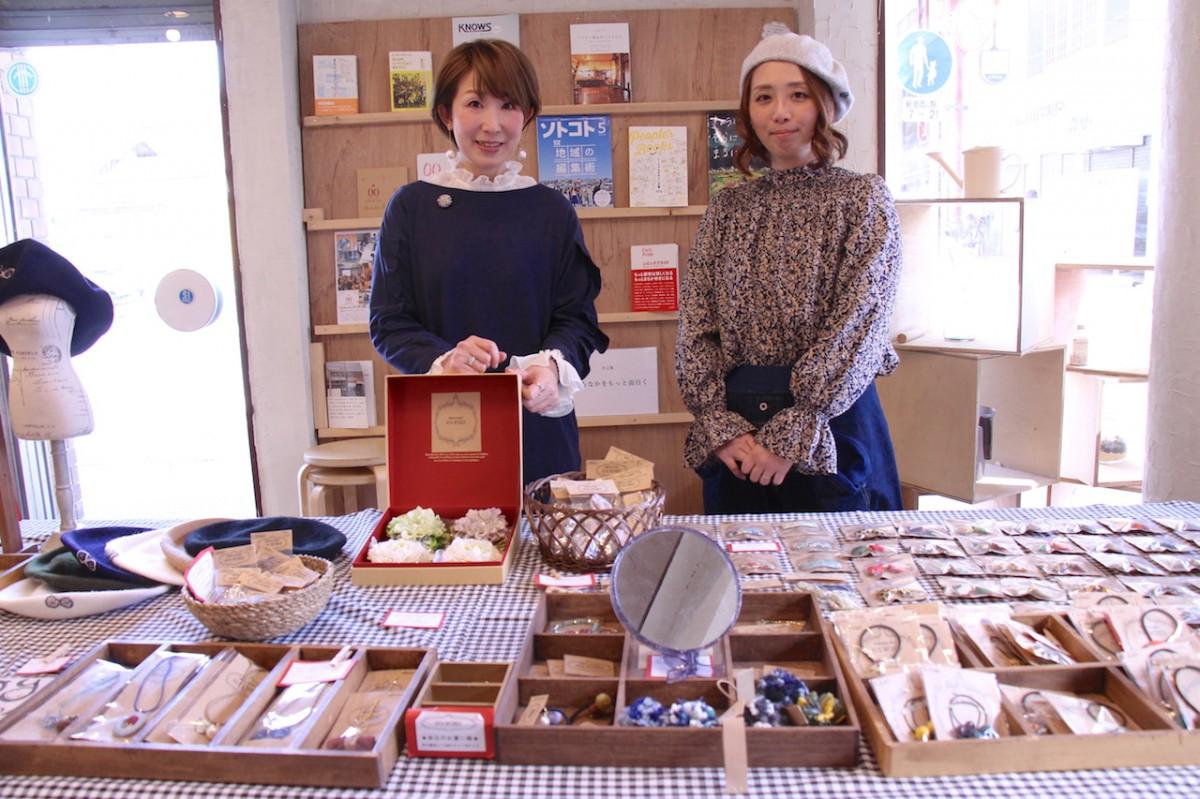 AYA WORKS(アヤ・ワークス)の杉山文子さん(左)と竹歳かおりさん(右)