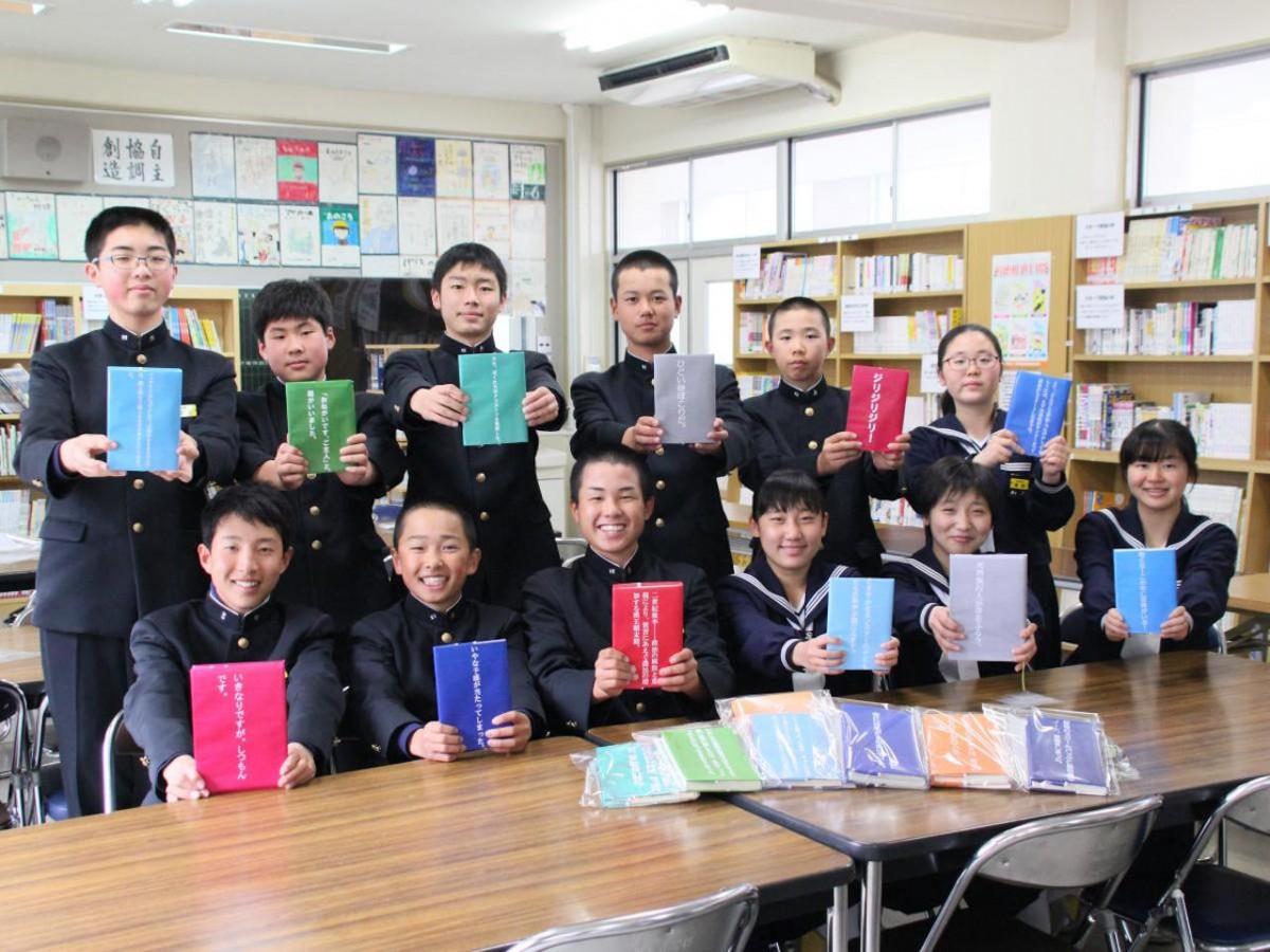 お薦めの本を手にPRする中学生
