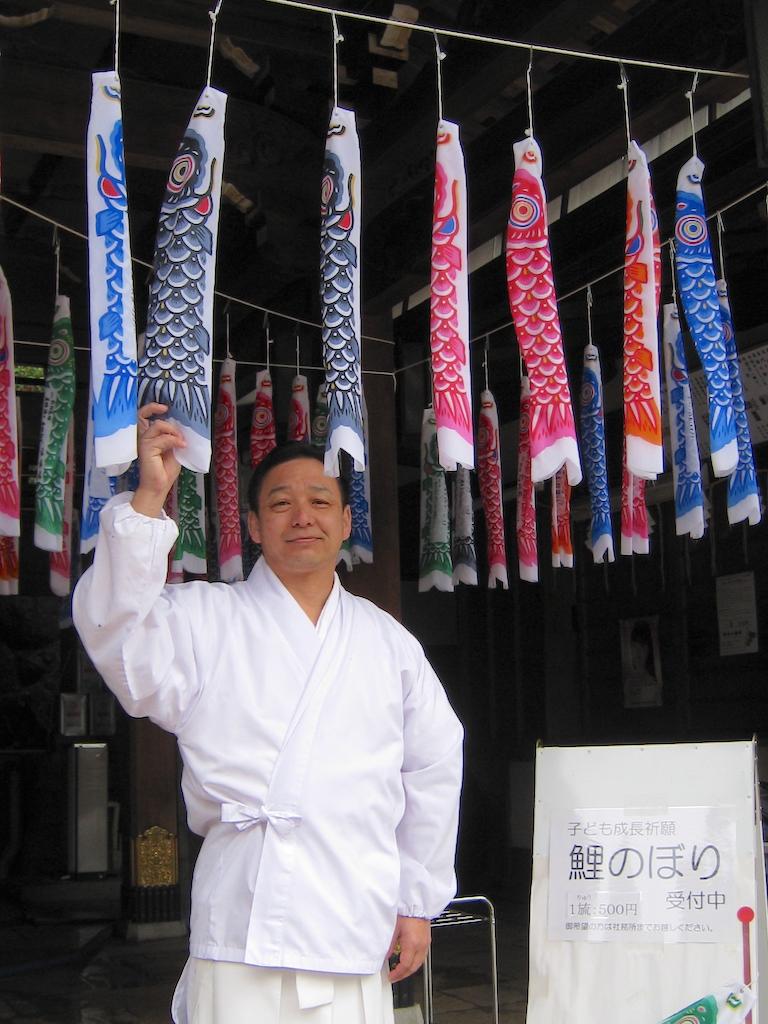 こいのぼりを紹介する宮司の西谷真太郎さん