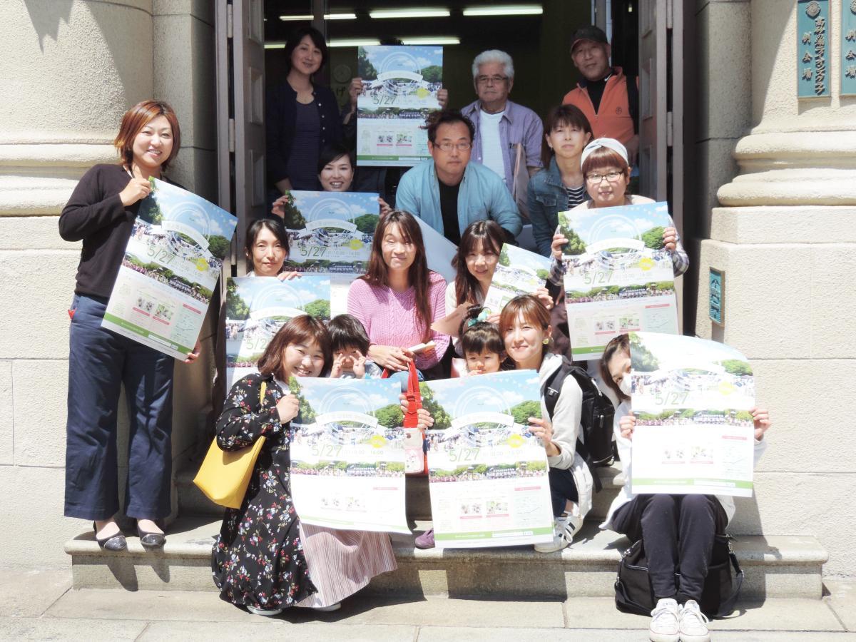 来場を呼び掛ける坂本さんと出店者の皆さん