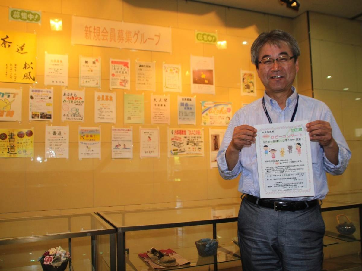 会場となるロビーでPRする公民館の梶原一郎さん