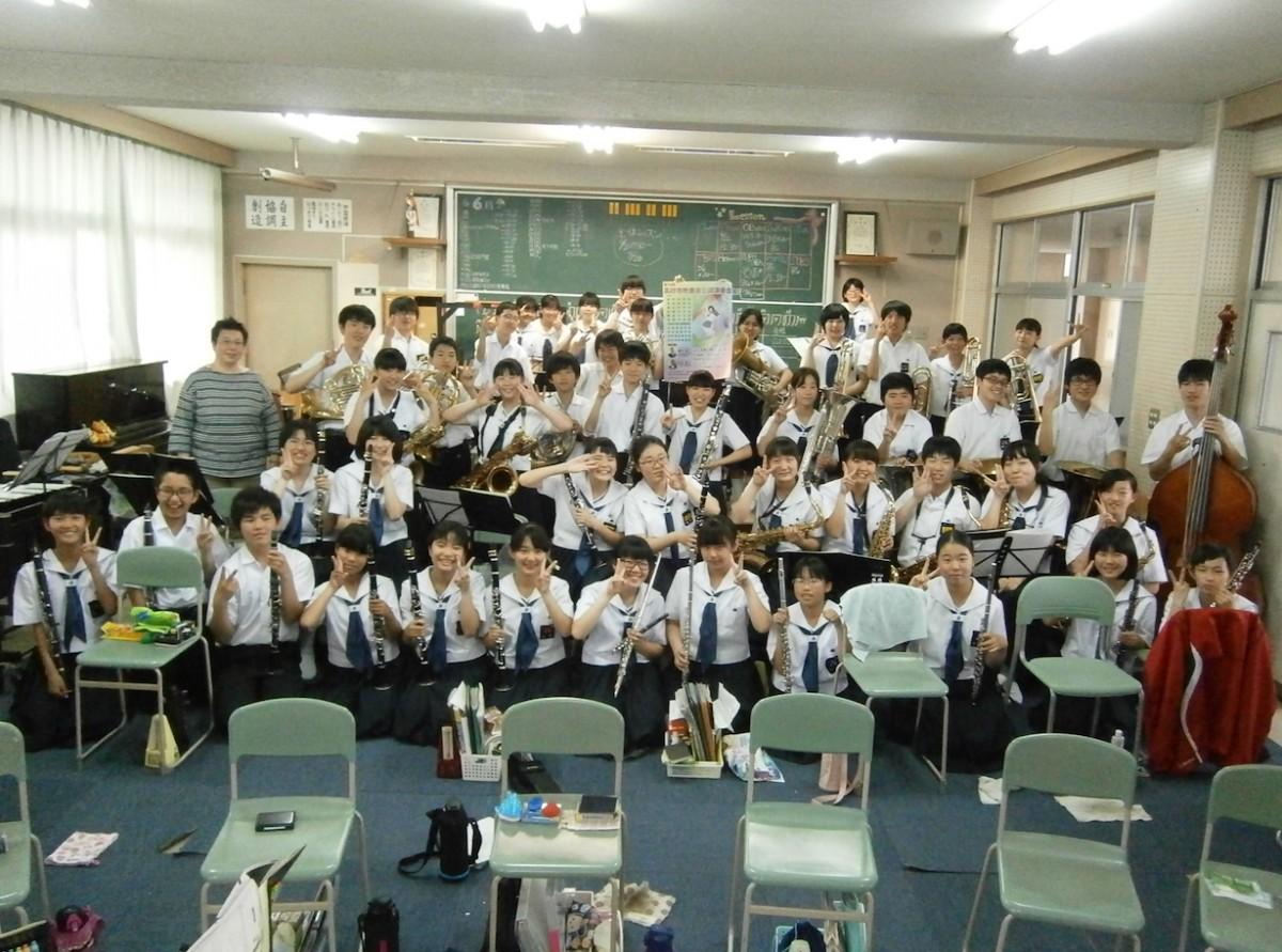 同演奏会に出演する松陽中学校吹奏楽部一同