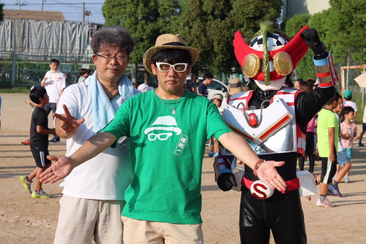 播州弁ラジオ体操を企画した竹内茂雄さん(左)とMCの播州一さん(中)、ご当地ヒーローの「そねレンジャー」(右)