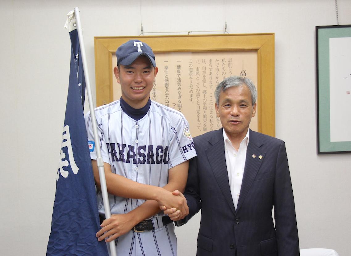 登高砂市長と握手を交わす三浦選手