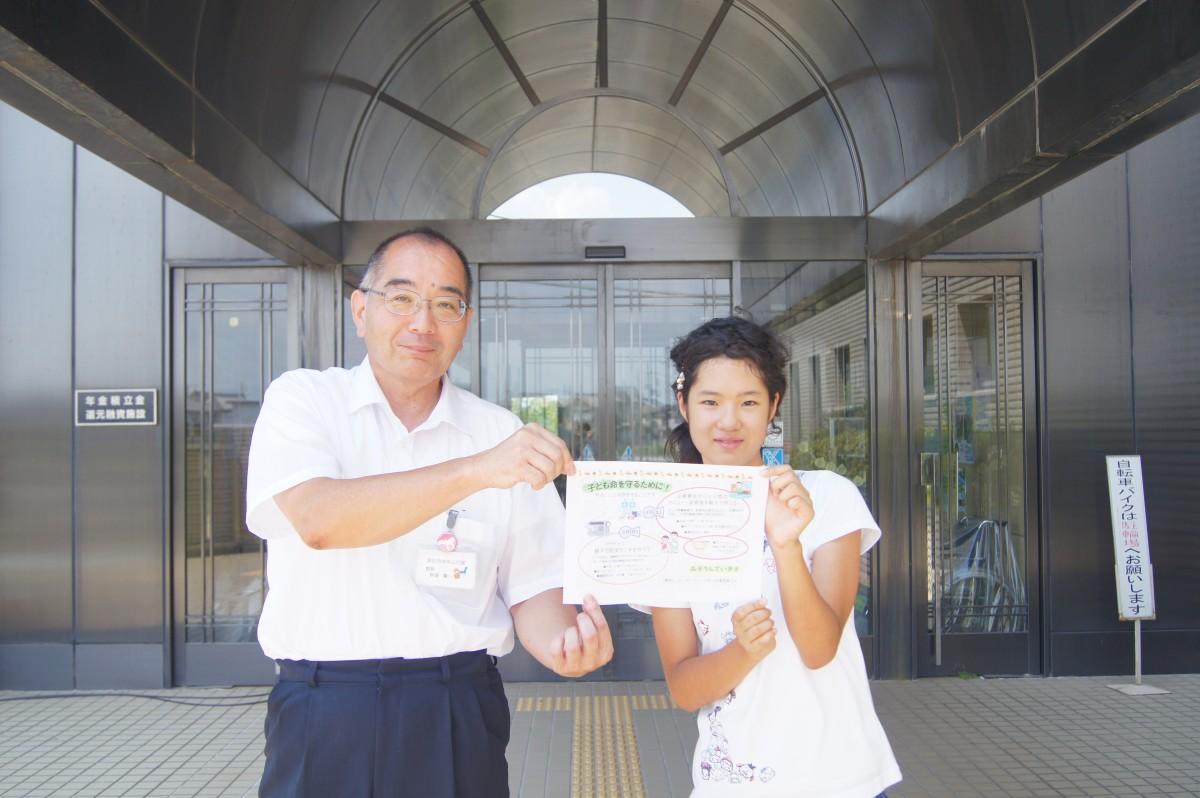 参加を呼び掛ける横道館長と近隣小学校児童