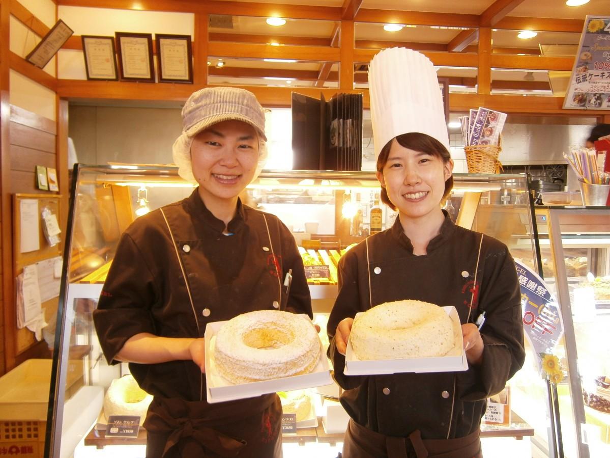 ゾネンクランツを手にするスタッフの坂本悠妃さん(左)とツッカークランツを手にする大庭侑子さん(右)