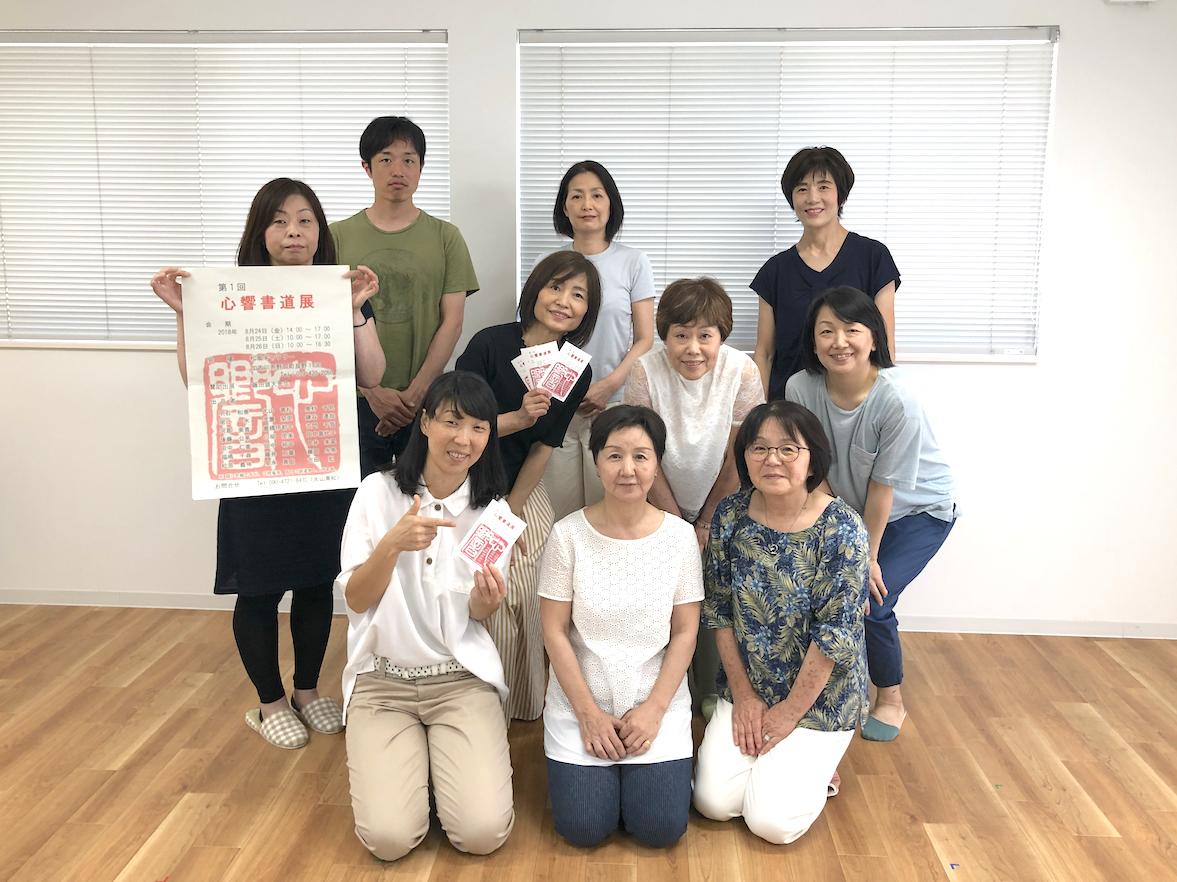 作品展の来場を呼び掛ける会員たち