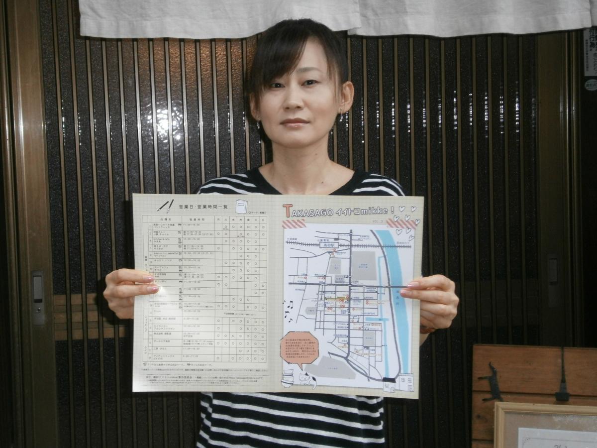 マップをPRする持安さん