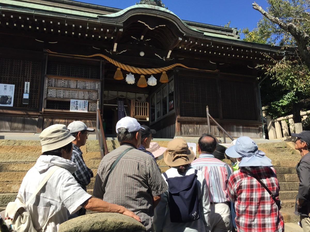現地案内会で生石神社の歴史を学ぶ参加者①