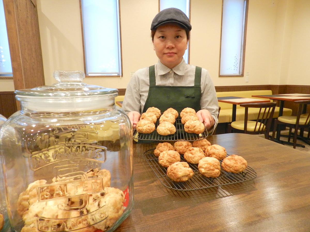 スコーンを紹介する店主の河辺さん