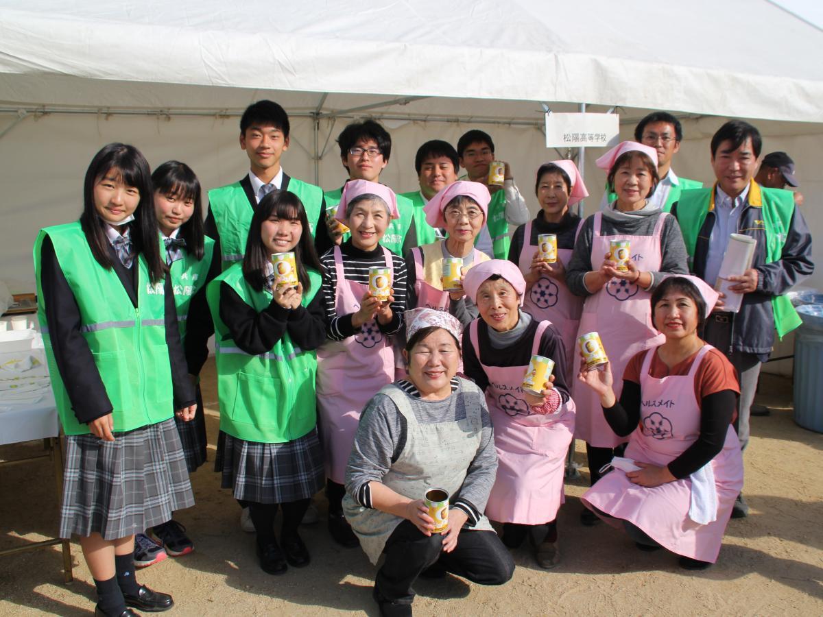 「はりまパン」をPRする松陽高校、兵庫大学の生徒と高砂いづみ会のメンバー