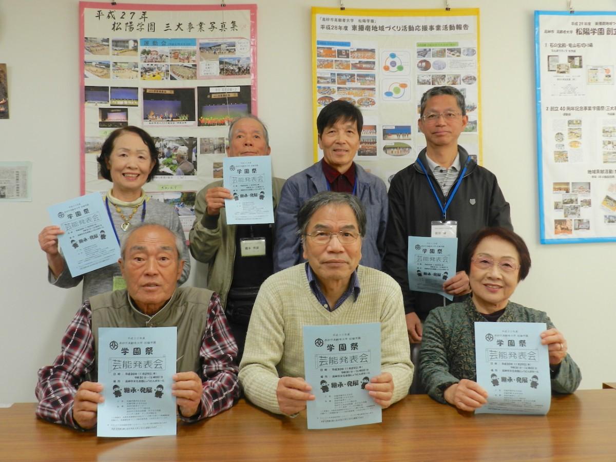 来場を呼び掛ける松陽学園学生自治会のメンバー