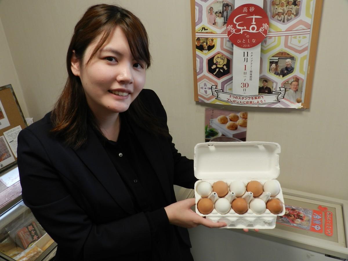 卵を持ってPRする籠谷の古川さん