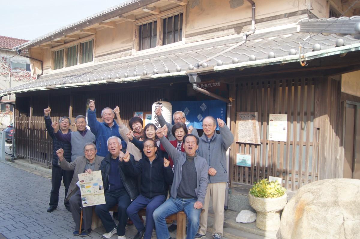 花井家住宅前で参加を呼び掛ける協議会メンバー
