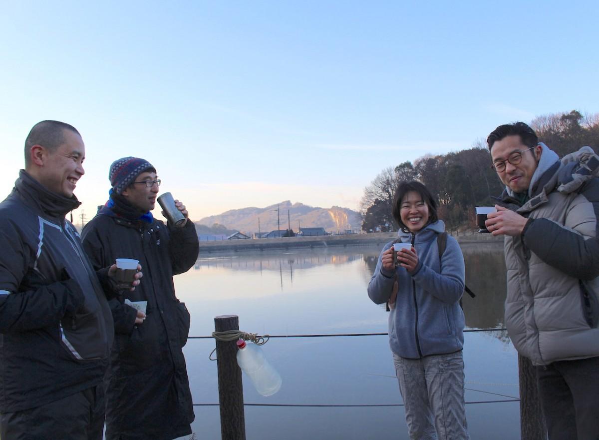 鴻ノ池を眺めながらコーヒーを楽しむ参加者ら