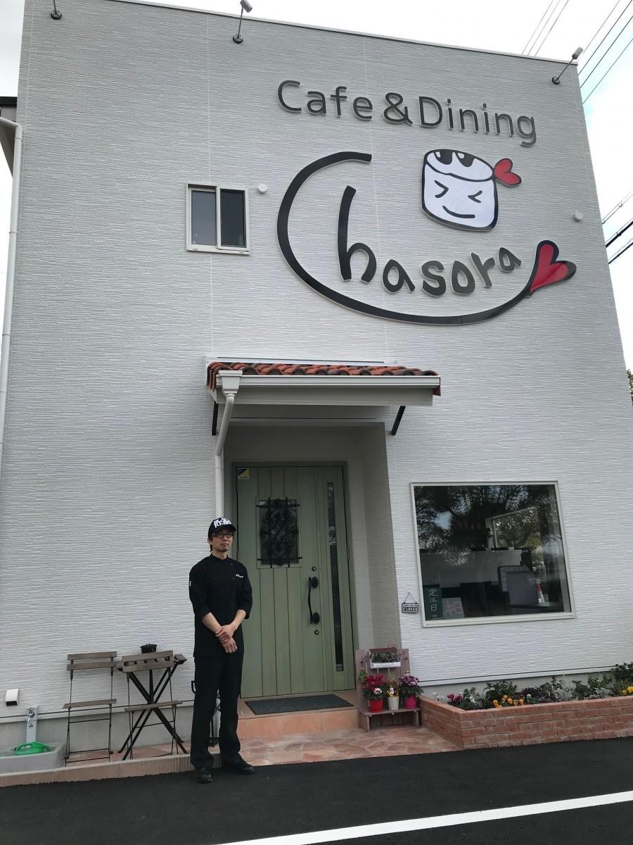 「チャソラ」外観とオーナーの阿佐要さん