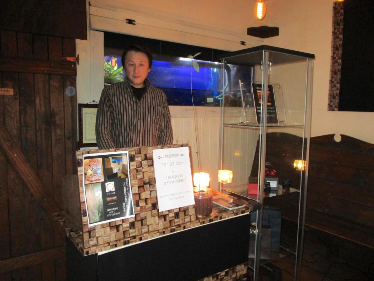 シックな店内と店主の萬山貴司さん