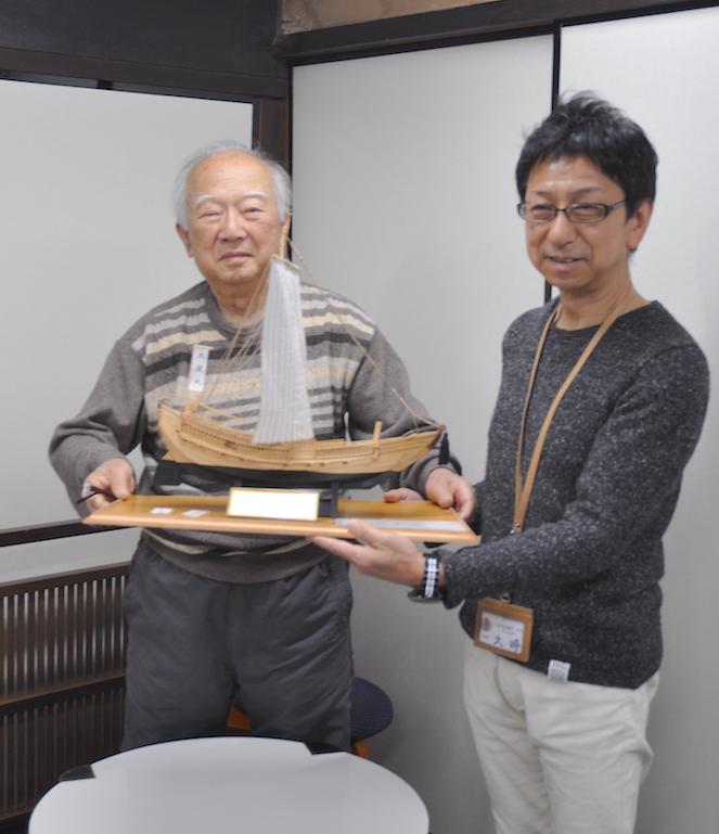 模型を寄贈した藤井茂和さん(左)と大崎敦紀館長(右)