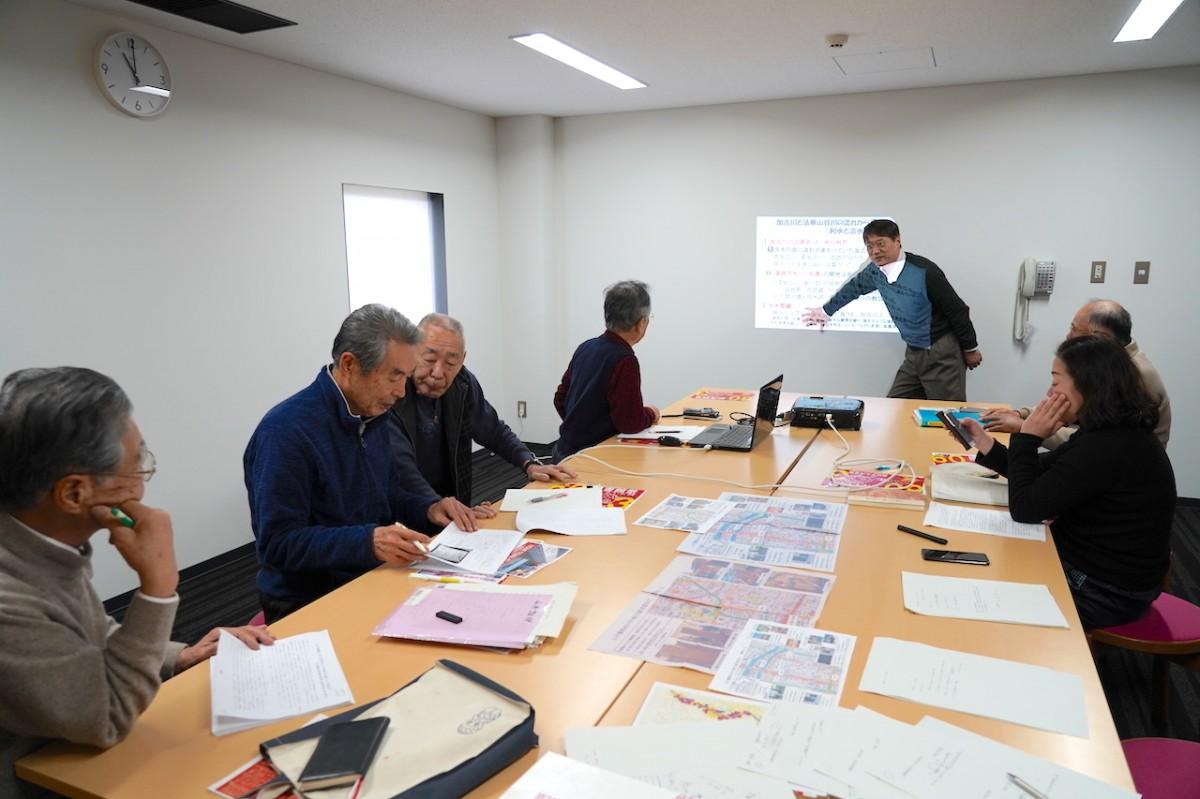 「高砂市史ゼミ」の活動の様子(高砂市役所生涯学習課提供)